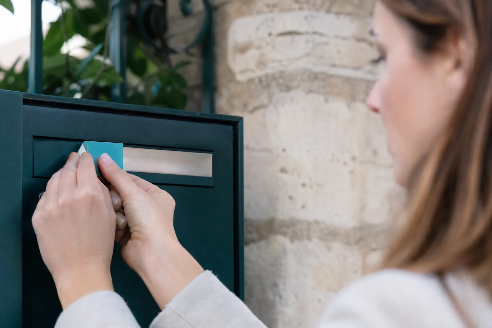 Plaque de boite aux lettres : Qui devrais je contacter pour mettre un autocollant sur ma boite aux lettres ?