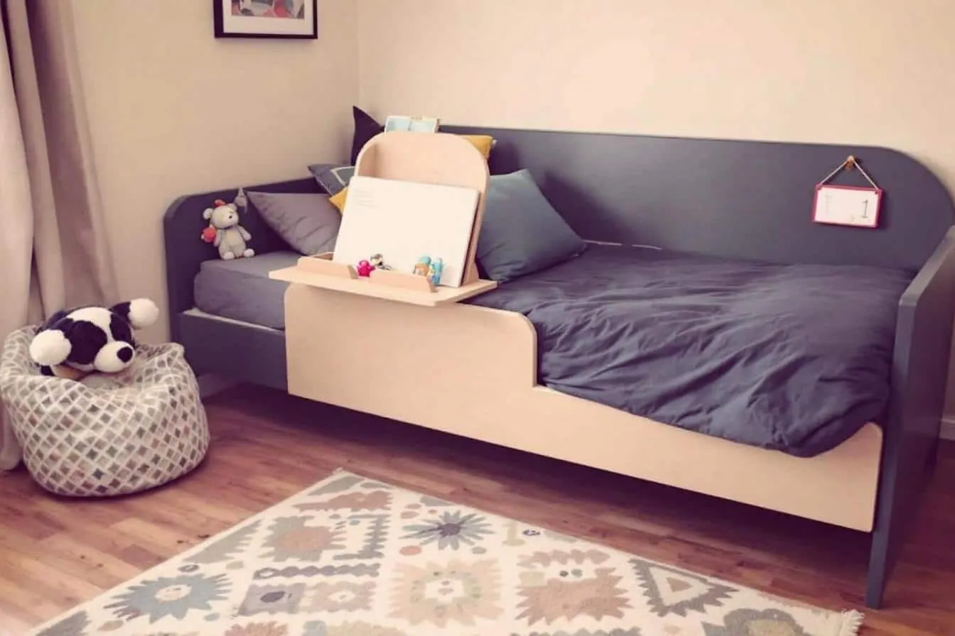 Lit Montessori avec support de lecture intégré : un coin lecture dans la chambre
