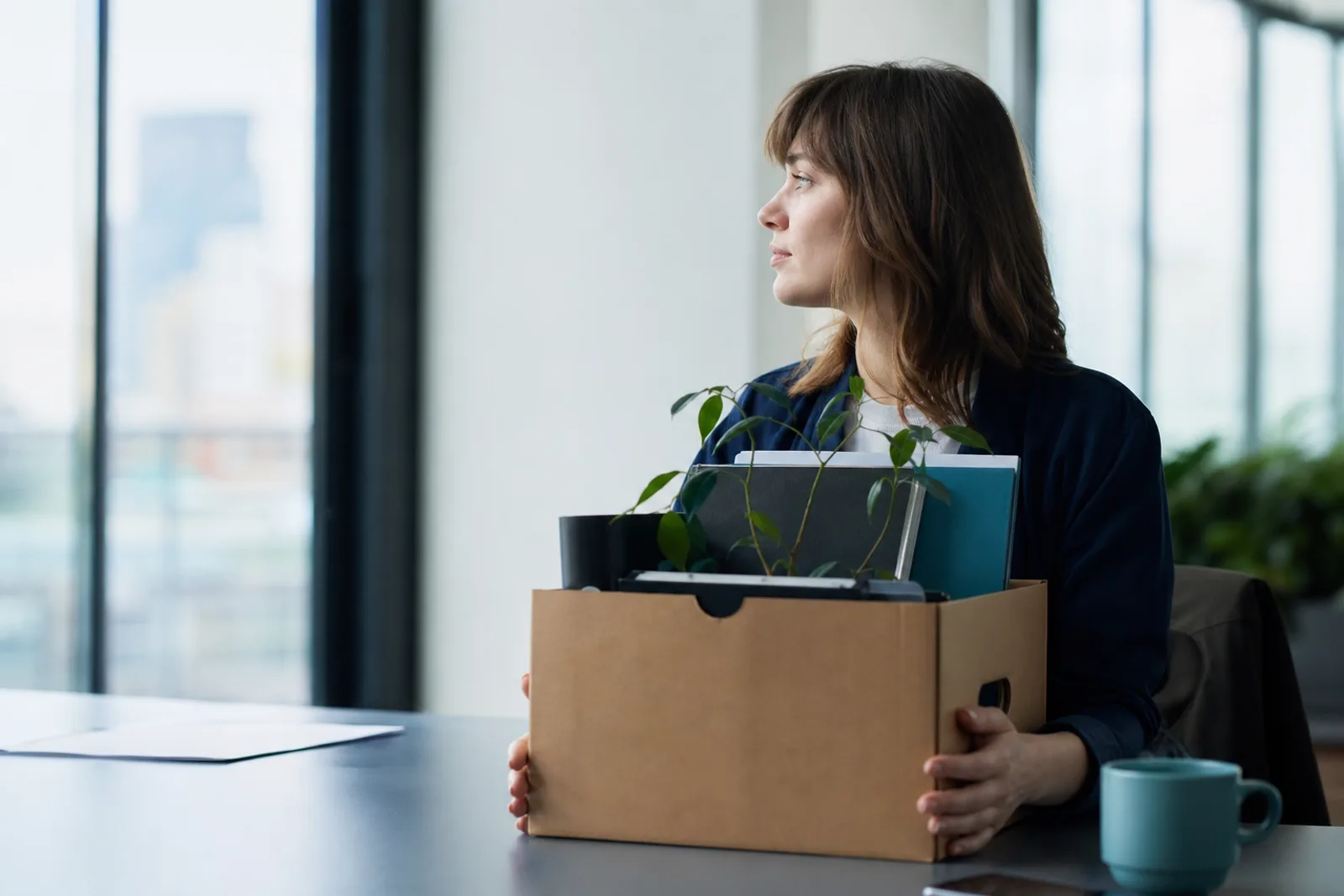 Salarié consultant un bulletin de solde de tout compte et un chèque le dernier jour de travail.