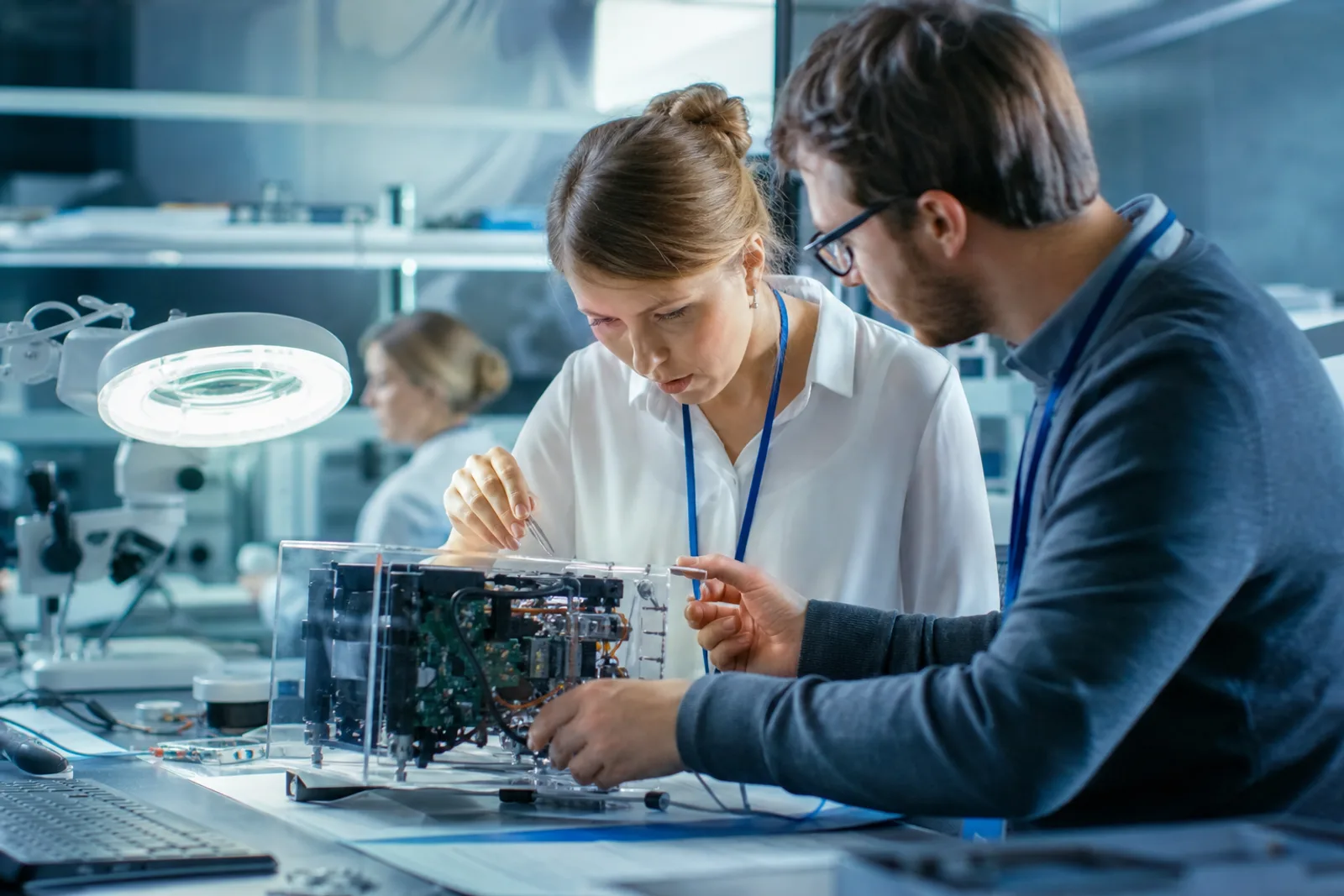 Petite équipe de développeurs travaillant sur des prototypes dans un atelier technique.